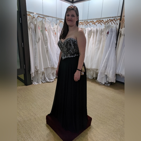 Formal beaded Gown - Picture 5 of 6